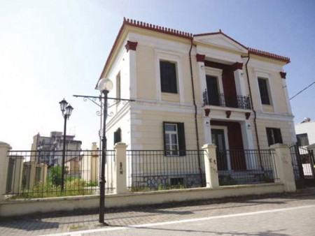 Οικία Τσολάκη: παλιότερα Δημαρχείο Τυρνάβου και σήμερα Δημοτική Βιβλιοθήκη. Βρίσκεται στην πλατεία Μανδηλαρά